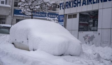 Erzurum’da Yoğun Kar Yağışı Hayatı Felç Etti: Yollar Kapandı, Kar Kalınlığı Yarım Metreyi Aştı