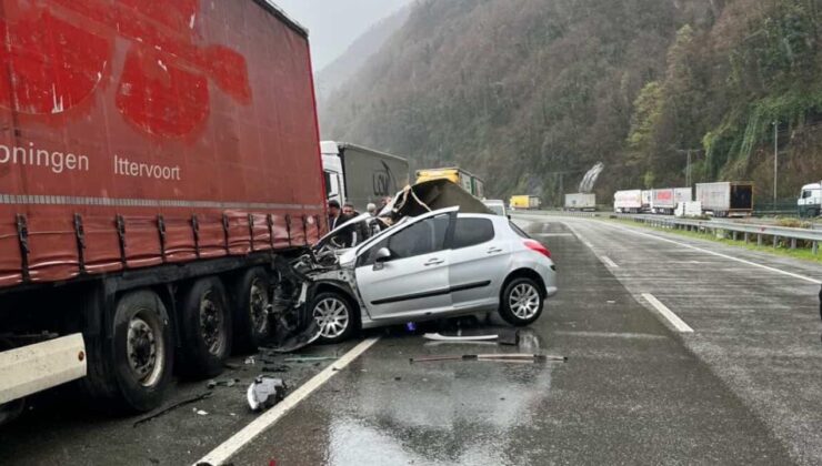 Artvin’de Feci Kaza: Karadeniz Sahil Yolu’nda Otomobil Tıra Çarptı, 2 Ölü, 1 Yaralı