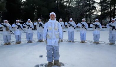 Yalovalı Sabahat Teyze’den Mehmetçiğe Şefkat Eli: 400 Bere Siirt’teki Komandolara Ulaştı