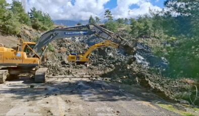 Seydikemer’de Heyelan: Arsa Mahallesi Yolu Ulaşıma Kapandı, Çalışmalar Sürüyor