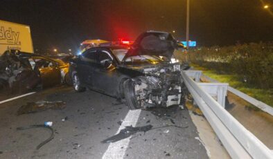 Bursa’da Otoyolda Zincirleme Kaza: Arızalanan Otomobile Kamyon Çarptı, 1 Yaralı