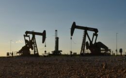 Petrol Fiyatları Yön Arayışında: Orta Doğu Gerilimi ve Stok Verileri Etkili Oluyor