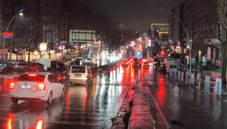 İstanbul’da Sağanak Yağış Hayatı Olumsuz Etkiledi: Su Baskınları ve Trafik Yoğunluğu