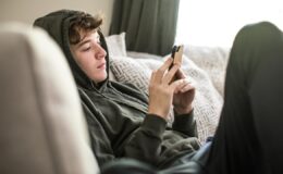 Starmer’dan 16 Yaş Altı İçin Sosyal Medya Düzenlemesi: Hızlı Adımlar Yolda