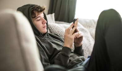 Starmer’dan 16 Yaş Altı İçin Sosyal Medya Düzenlemesi: Hızlı Adımlar Yolda