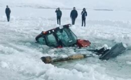 Çıldır Gölü’nde Buz Faciası: Altın At Kristal Buz Festivali Hazırlıkları Esnasında Traktör Suya Gömüldü