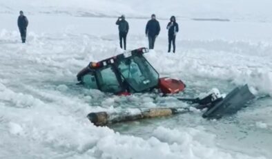 Çıldır Gölü’nde Buz Faciası: Altın At Kristal Buz Festivali Hazırlıkları Esnasında Traktör Suya Gömüldü