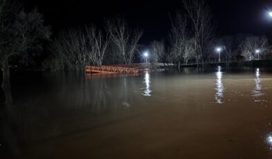 Edirne’de Tunca Nehri Taştı: Kırkpınar Er Meydanı Sular Altında, Kırmızı Alarm Verildi