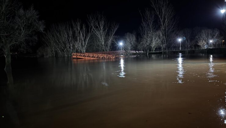 Edirne’de Tunca Nehri Taştı: Kırkpınar Er Meydanı Sular Altında, Kırmızı Alarm Verildi