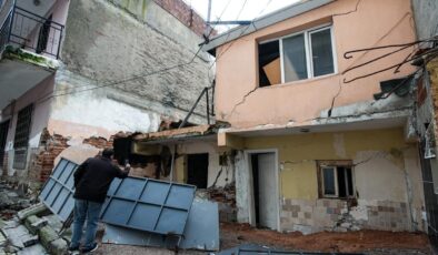 İzmir Atamer Mahallesi’nde Tünel İnşaatı Mağdurları Belediyeye Tepki Gösterdi: ‘Güvence İstiyoruz!’