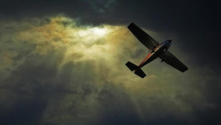 Tanah Merah’dan Kalkan Uçak Saldırısı: Pilotlar Hayatını Kaybetti, Yolcular Güvende