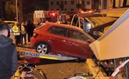 Üsküdar’da Korkunç Kaza: Kontrolden Çıkan Otomobil Lokantaya Daldı, Sürücü Yaralandı