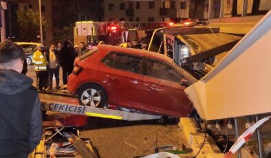 Üsküdar’da Korkunç Kaza: Kontrolden Çıkan Otomobil Lokantaya Daldı, Sürücü Yaralandı