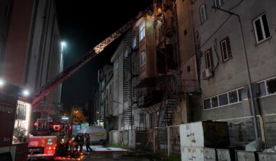 Bağcılar’da Kağıt Bardak İmalathanesinde Yangın: İtfaiye Ekiplerinden 2 Saatlik Müdahale