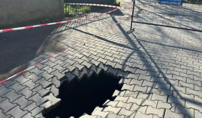 Çanakkale Ayvacık’ta Yol Çöktü: Hamdibey Mahallesi’nde 2 Metre Derinliğinde Çukur Oluştu