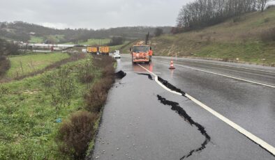 Balıkesir Savaştepe’de Sağanak Etkisi: Kara Yolunda Yarıklar Oluştu, Trafik Tek Şeritten Sağlanıyor