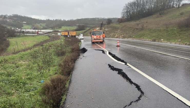 Balıkesir Savaştepe’de Sağanak Etkisi: Kara Yolunda Yarıklar Oluştu, Trafik Tek Şeritten Sağlanıyor