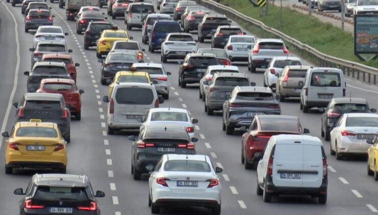 İstanbul’da Pazartesi Trafiği: Yoğunluk %62’ye Ulaştı, Sürücüler Zor Anlar Yaşadı