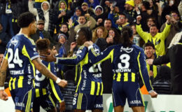 Fenerbahçe, Samsunspor’u 3-2 Yenerek Şampiyonluk Yarışında Güç Kazandı: Spor Yazarlarından Maç Değerlendirmesi