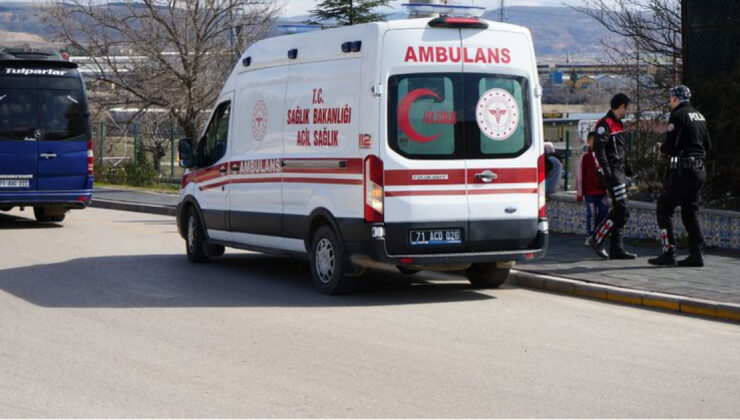 Kırıkkale’de Dolmuş Durağında Maket Bıçağı Şoku: Kadın Yolcu Tartışma Sonrası Bir Kişiyi Yaraladı