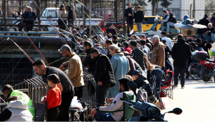 Adana’da Sazan Avı Yasağına Rağmen Köprülerde Balık Tutma Keyfi: Galata’yı Aratmayan Manzaralar