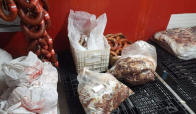 Bursa’da 700 Kilogram Bozuk Sucuk Piyasaya Sürülmeden İmha Edildi: Osmangazi Belediyesi’nden Gıda Güvenliği Denetimi