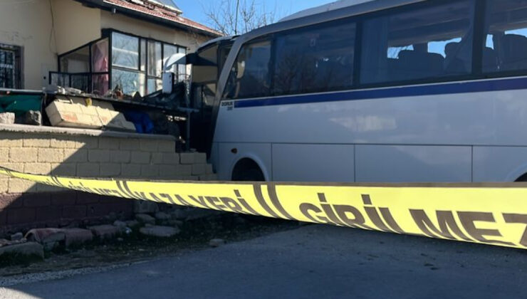 Konya’da Servis Aracı ve Belediye Otobüsü Çarpıştı: 20 Yaralı