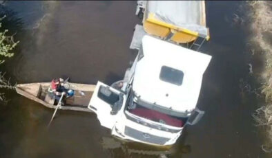 Söke’de Taşkın Sularında Mahsur Kalan TIR Şoförü Sandalla Kurtarıldı: Kurtarma Anları Havadan Görüntülendi