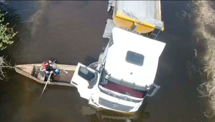 Söke’de Taşkın Sularında Mahsur Kalan TIR Şoförü Sandalla Kurtarıldı: Kurtarma Anları Havadan Görüntülendi