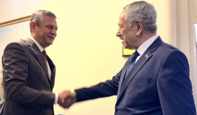 Özgür Özel ve Bülent Arınç’tan Samimi Görüşme: Hemşehrilik ve Ülke Meseleleri Masada