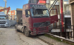 Kağıthane’de El Frenini Unuttu, Hafriyat Kamyonunun Çarptığı Sürücü 4 Metreden Düştü! (Kaza Anı Kamerada)