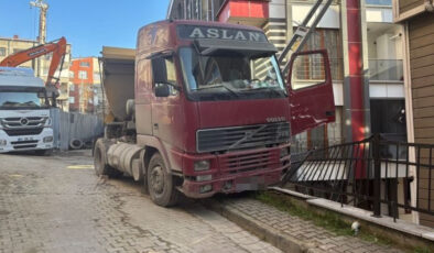 Kağıthane’de El Frenini Unuttu, Hafriyat Kamyonunun Çarptığı Sürücü 4 Metreden Düştü! (Kaza Anı Kamerada)