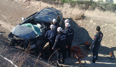 Şanlıurfa’da Feci Kaza: Kamyonla Çarpışan Otomobil Sulama Kanalına Uçtu, Sürücü Hayatını Kaybetti