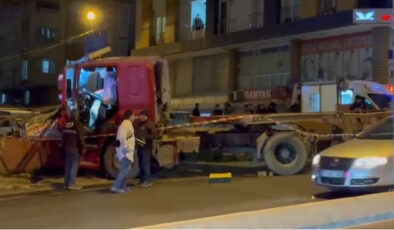 Beylikdüzü’nde Faciaya Yol Açan TIR Kazası: Yaya Hayatını Kaybetti, Sürücü Gözaltında