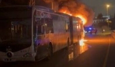 15 Temmuz Şehitler Köprüsü Bağlantı Yolunda Metrobüs Yangını: 60 Yolcu Tahliye Edildi