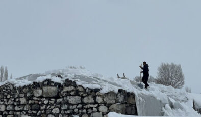 Kars’ta Karla Mücadele Sürüyor: Kırsalda Hayat Zorlaşıyor, Ahırlarda Çökme Tehlikesi
