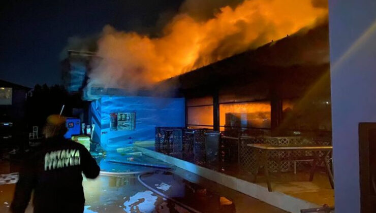 Antalya Belek’te Market Yangını: Alevler Golf Sahasına Sıçramadan Söndürüldü