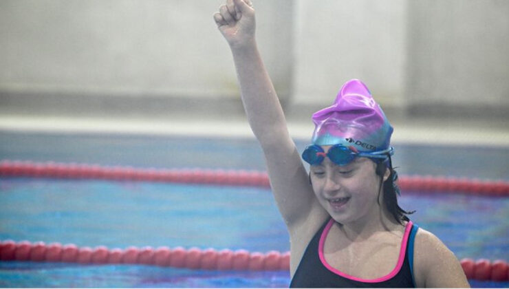 Down Sendromlu Pelinsu’nun Yüzme Tutkusu Hayata Bağladı: Engelleri Aşıp Başarılara Koşuyor