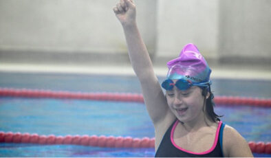 Down Sendromlu Pelinsu’nun Yüzme Tutkusu Hayata Bağladı: Engelleri Aşıp Başarılara Koşuyor