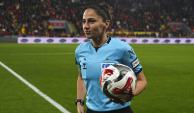 Süper Lig’de Tarihi An: 22 Yıl Sonra Bir Kadın Hakemden Düdük!