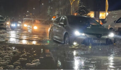 Yüksekova’da Sağanak ve Kar Yağışı Hayatı Felç Etti: Caddeler Göle Döndü, Ulaşım Aksadı