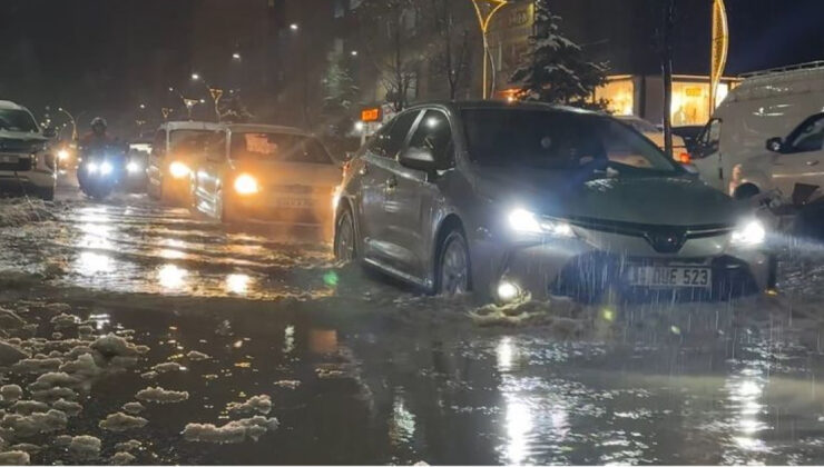 Yüksekova’da Sağanak ve Kar Yağışı Hayatı Felç Etti: Caddeler Göle Döndü, Ulaşım Aksadı