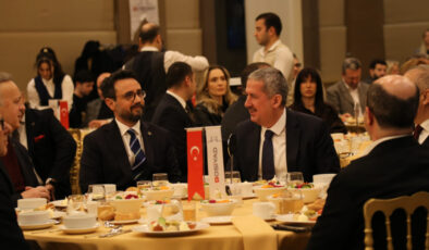 Türkiye Ekonomisi Küresel Zorluklara Rağmen Büyümeye Devam Ediyor: Rekor İhracat ve Gelecek Hedefleri