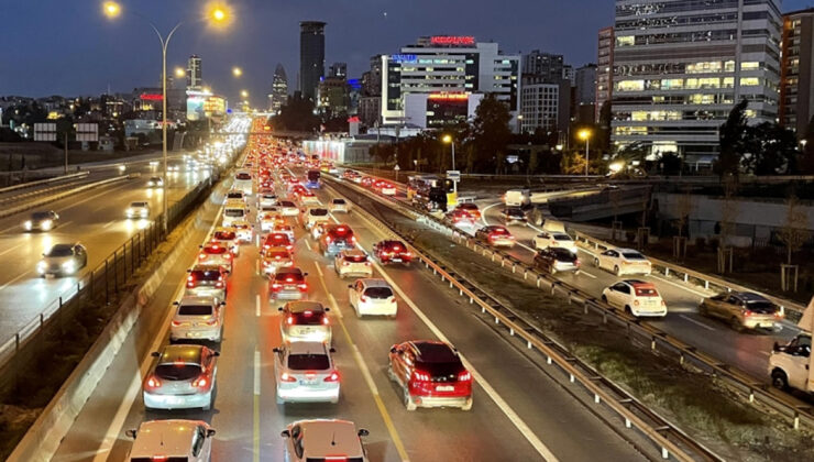 İstanbul’da İftar Öncesi Trafik Yoğunluğu Yüzde 83’e Ulaştı: İstanbullular İftara Yetişmek İçin Yollarda