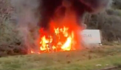 Rize’de Karadeniz Sahil Yolu’nda TIR Yangını: Alevler Arasında Kalan Araç Kullanılamaz Hale Geldi