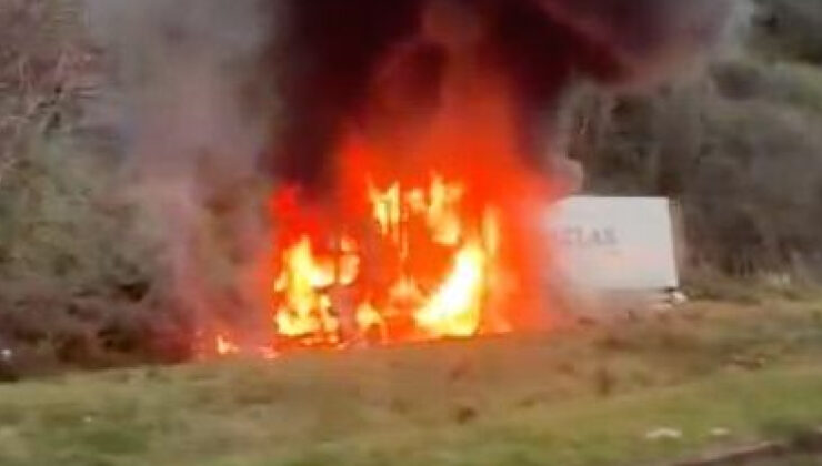Rize’de Karadeniz Sahil Yolu’nda TIR Yangını: Alevler Arasında Kalan Araç Kullanılamaz Hale Geldi