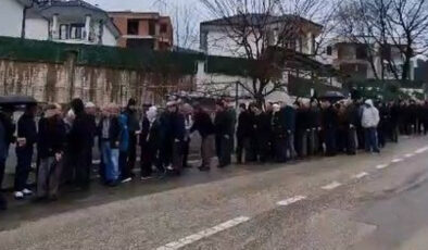 İnegöl Cerrah’ta 60 Yıllık Bayramlaşma Geleneği Sürdü: Binlerce Kişi Bir Kilometrelik Kuyruk Oluşturdu