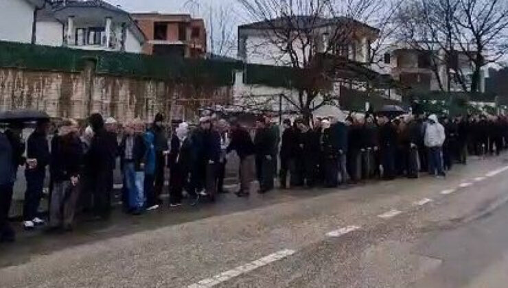 İnegöl Cerrah’ta 60 Yıllık Bayramlaşma Geleneği Sürdü: Binlerce Kişi Bir Kilometrelik Kuyruk Oluşturdu