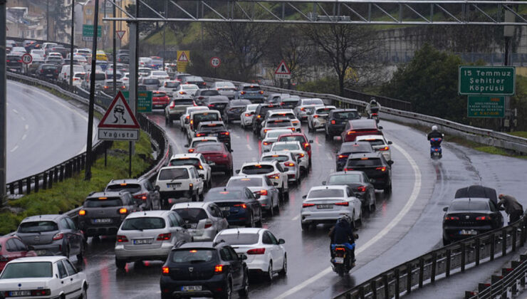 Bayram Ziyaretleri ve Yağmur İstanbul’da Trafiği Felç Etti: Yoğunluk Yüzde 71’e Ulaştı