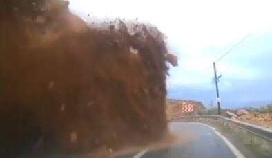 Mersin’de Korku Dolu Anlar: Heyelan Anında Cip Sürücüsünün Yaşadığı Olay Araç Kamerasında!